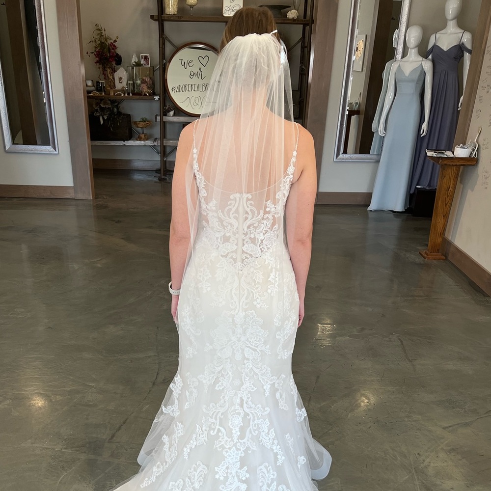 Single Layer Fingertip 45” Length Ivory Sheer Wedding Veil with Raw Edge